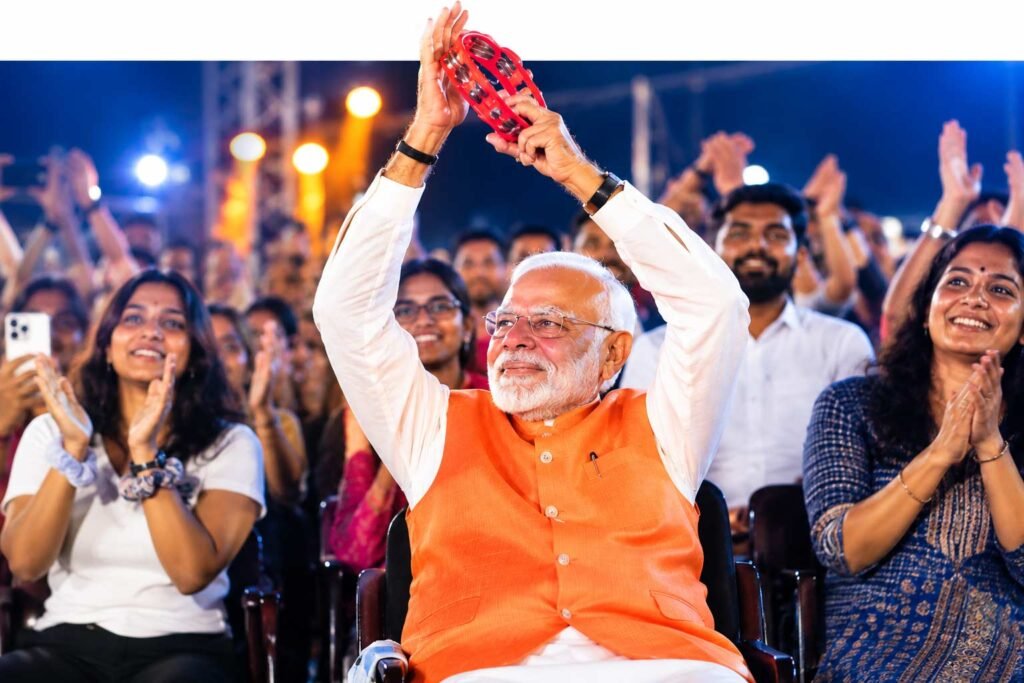 PM Modi Bhajan Clubbing में शामिल हुए। दिल्ली में युवाओं के साथ भजन सुनते और वाद्य यंत्र बजाते पीएम मोदी का वीडियो सोशल मीडिया पर वायरल है।