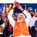 PM Modi Bhajan Clubbing में शामिल हुए। दिल्ली में युवाओं के साथ भजन सुनते और वाद्य यंत्र बजाते पीएम मोदी का वीडियो सोशल मीडिया पर वायरल है।